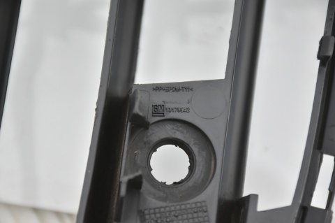 KRATKA ZDERZAKA ŚRODKOWA OPEL CORSA D